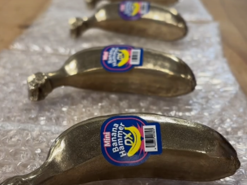 Mini_banana_shaped_hammers_lined_up_on_bubblew.width-800