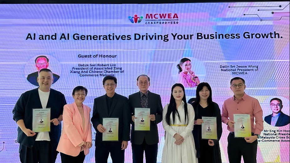 AI 商业营运讲座，并请来专业们分享。左起为曹宬銘、谢念芳、陈棋雄、林家仪 、王小佩、黄婉冰及吳健雄。